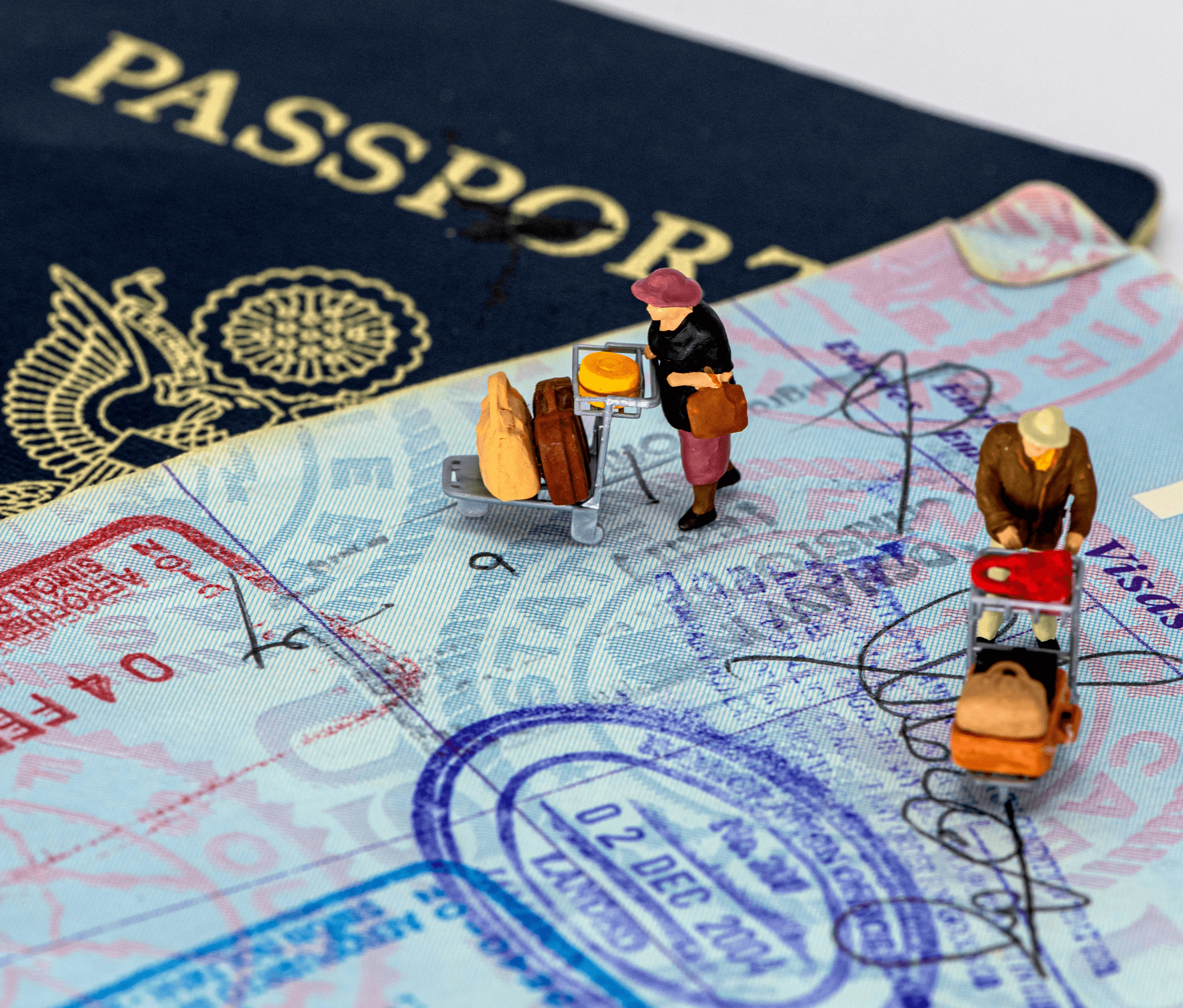Pasaporte con sellos de visa y figuras de viajeros con maletas